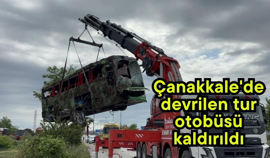 Çanakkale'de devrilen tur otobüsü kaldırıldı (Video)