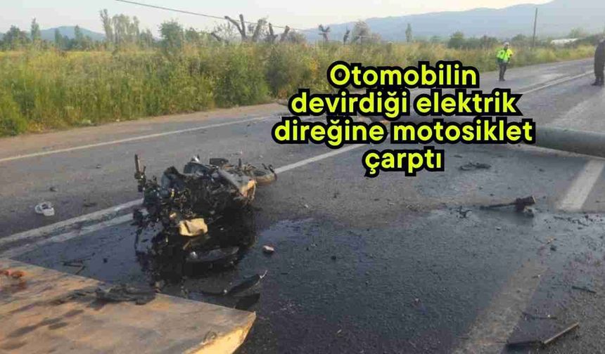 Otomobilin devirdiği elektrik direğine motosiklet çarptı (Video)