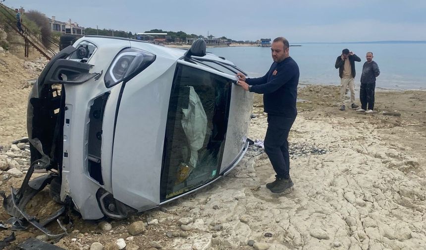 Kontrolden çıkan otomobil şarampolden kumsala düştü (Video)