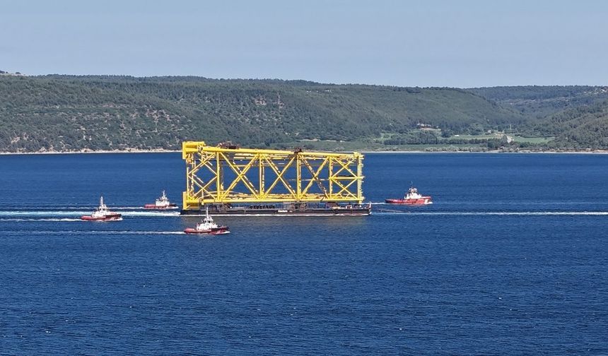 Dev iskele Çanakkale Boğazı'ndan geçiyor (Video)