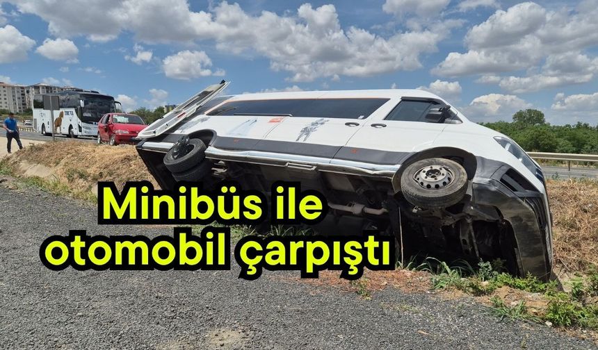 Minibüs ile otomobil çarpıştı