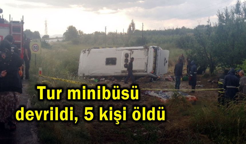Tur minibüsü devrildi 5 kişi öldü (Video)