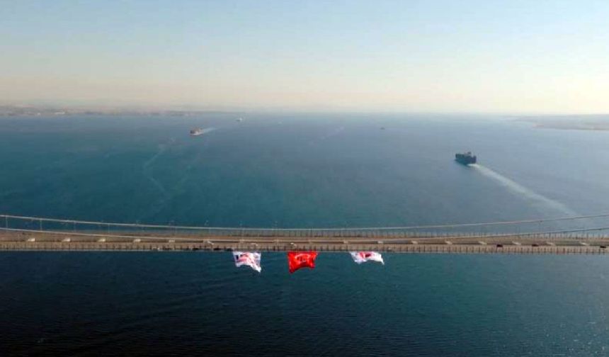 Çanakkale Köprüsü'ne dev Türk bayrakları asıldı (Video)