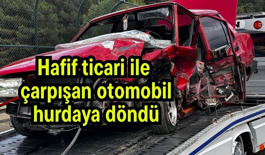 Hafif ticari ile çarpışan otomobil hurdaya döndü