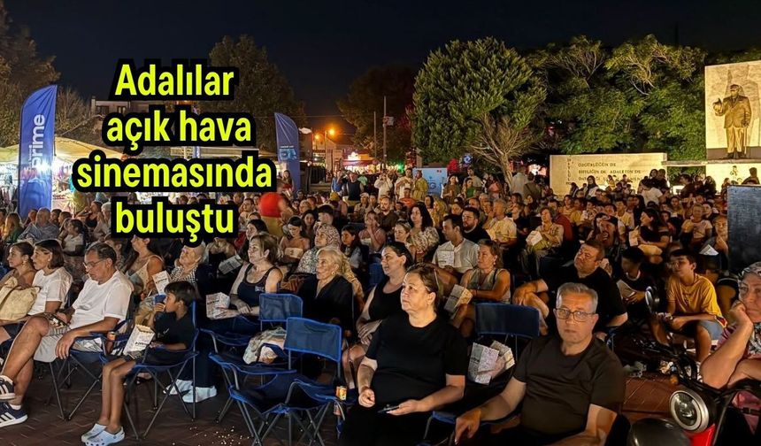 Adalılar açık hava sinemasında buluştu