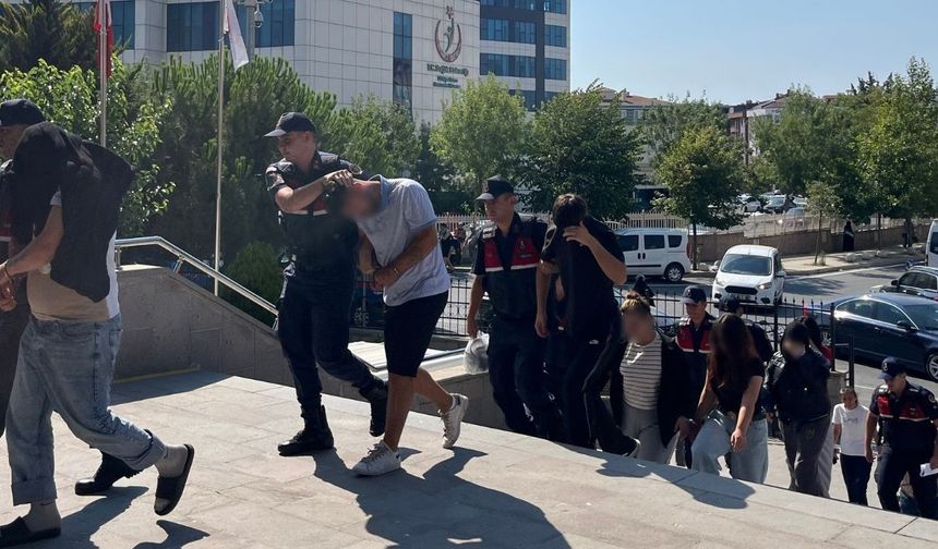Kadın kıyafeti giydirip şantaj yaptılar: 6 gözaltı (Video)