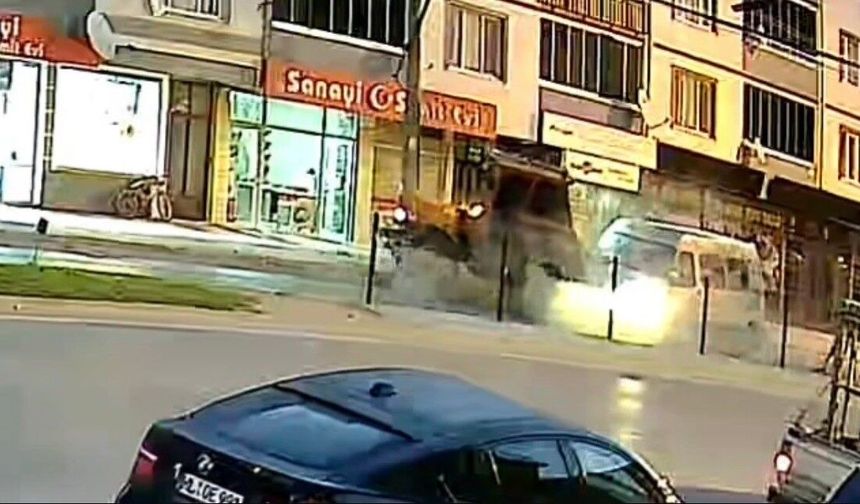 10 kişinin yaralandığı kaza kameralara yansıdı (Video)