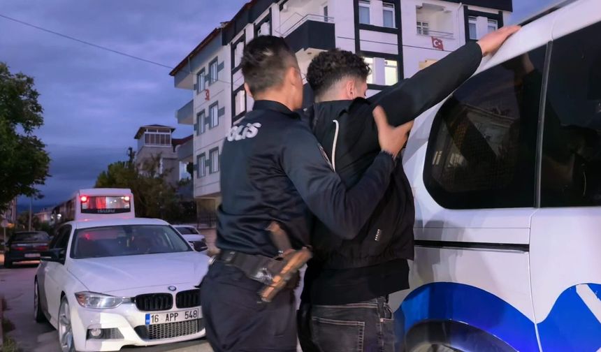 Ehliyet sınavında düzenekle yakalandı, gözaltına alındı (Video)