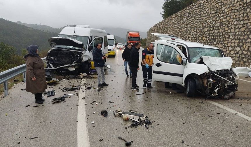 Minibüsü ile otomobil çarpıştı: 1 ölü, 10 yaralı