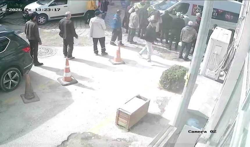 Çanakkale'de kaza anı kamerada, ayağı minibüsün altında kaldı (Video)