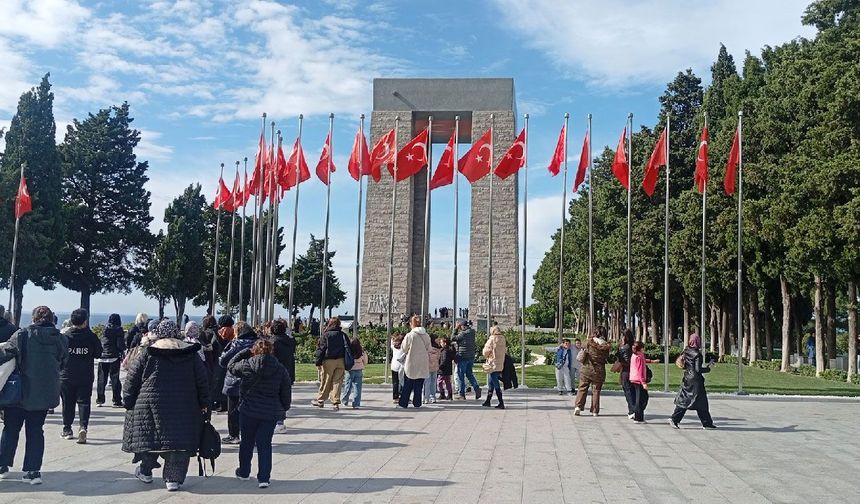Çanakkale şehitliklerine ziyaretçi akını sürüyor
