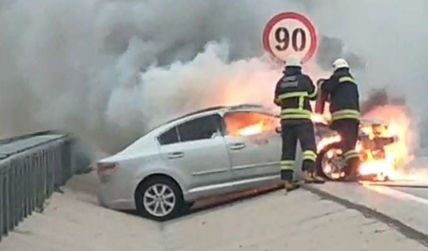 Çanakkale’de seyir halindeki otomobilden alevler yükseldi