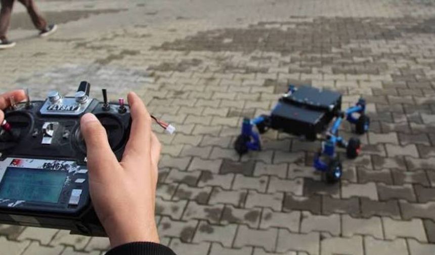 Depremi yaşayan lise öğrencisi arama kurtarma robotu geliştirdi (Video)